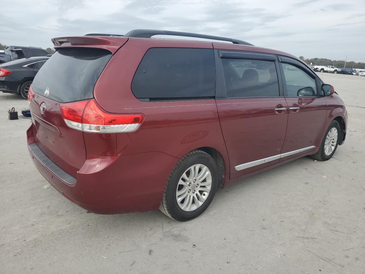 2011 TOYOTA SIENNA XLE - Фото 3
