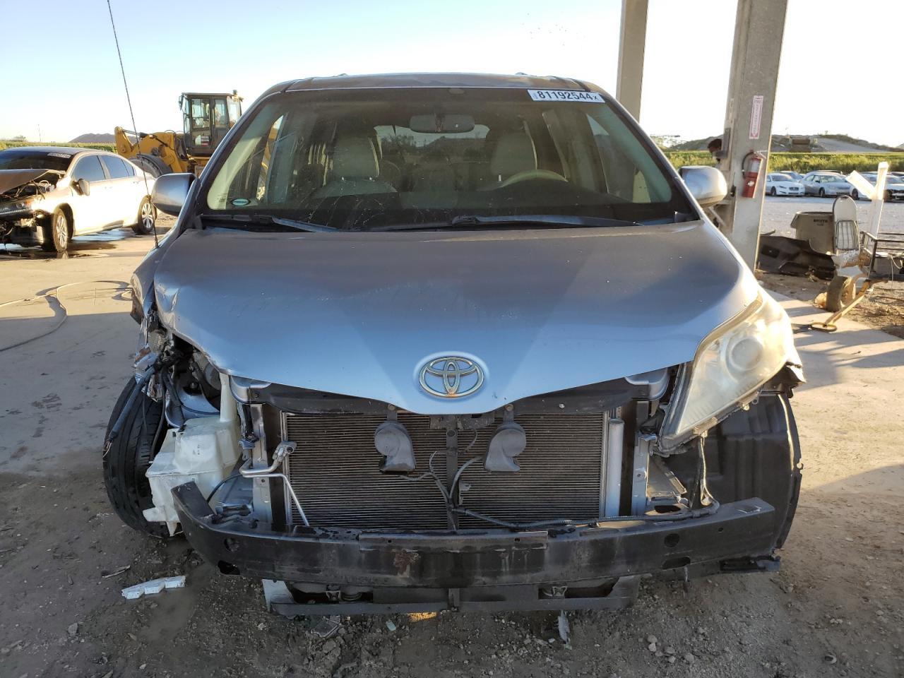 2013 TOYOTA SIENNA XLE - Фото 5