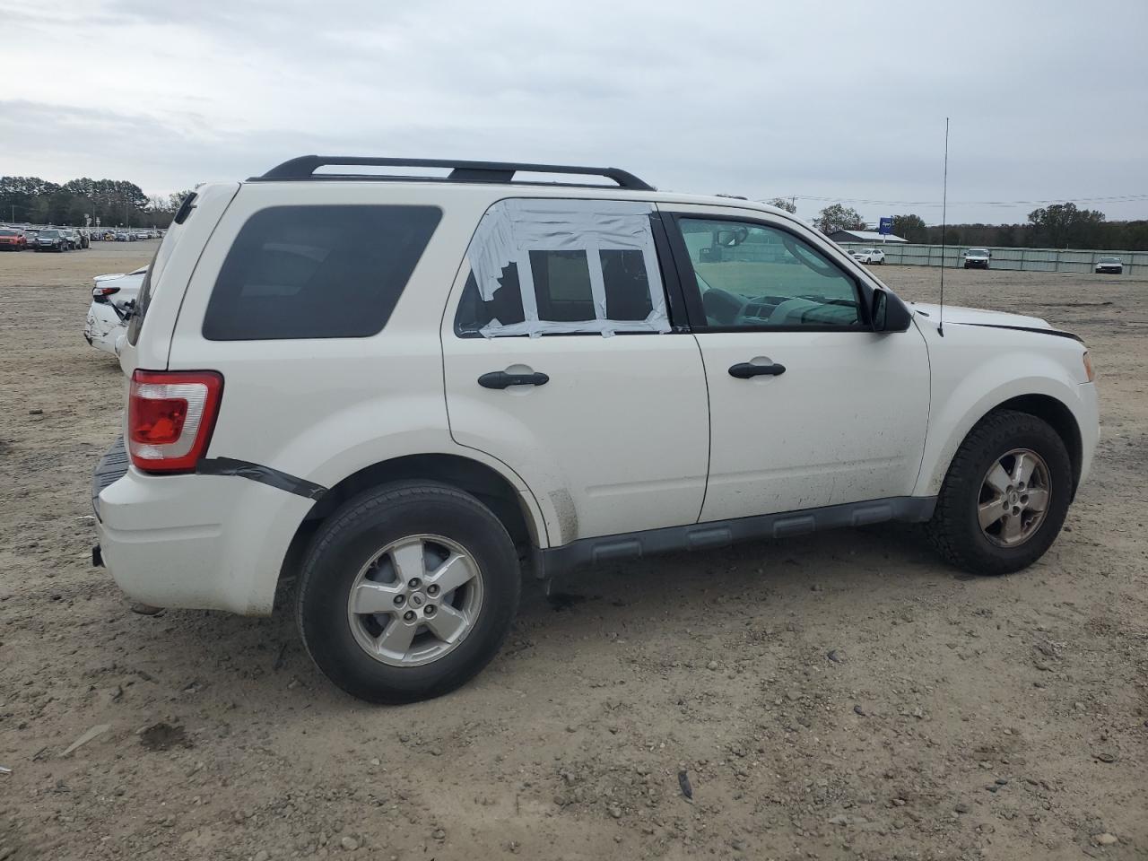 2010 FORD ESCAPE XLT - Image 3