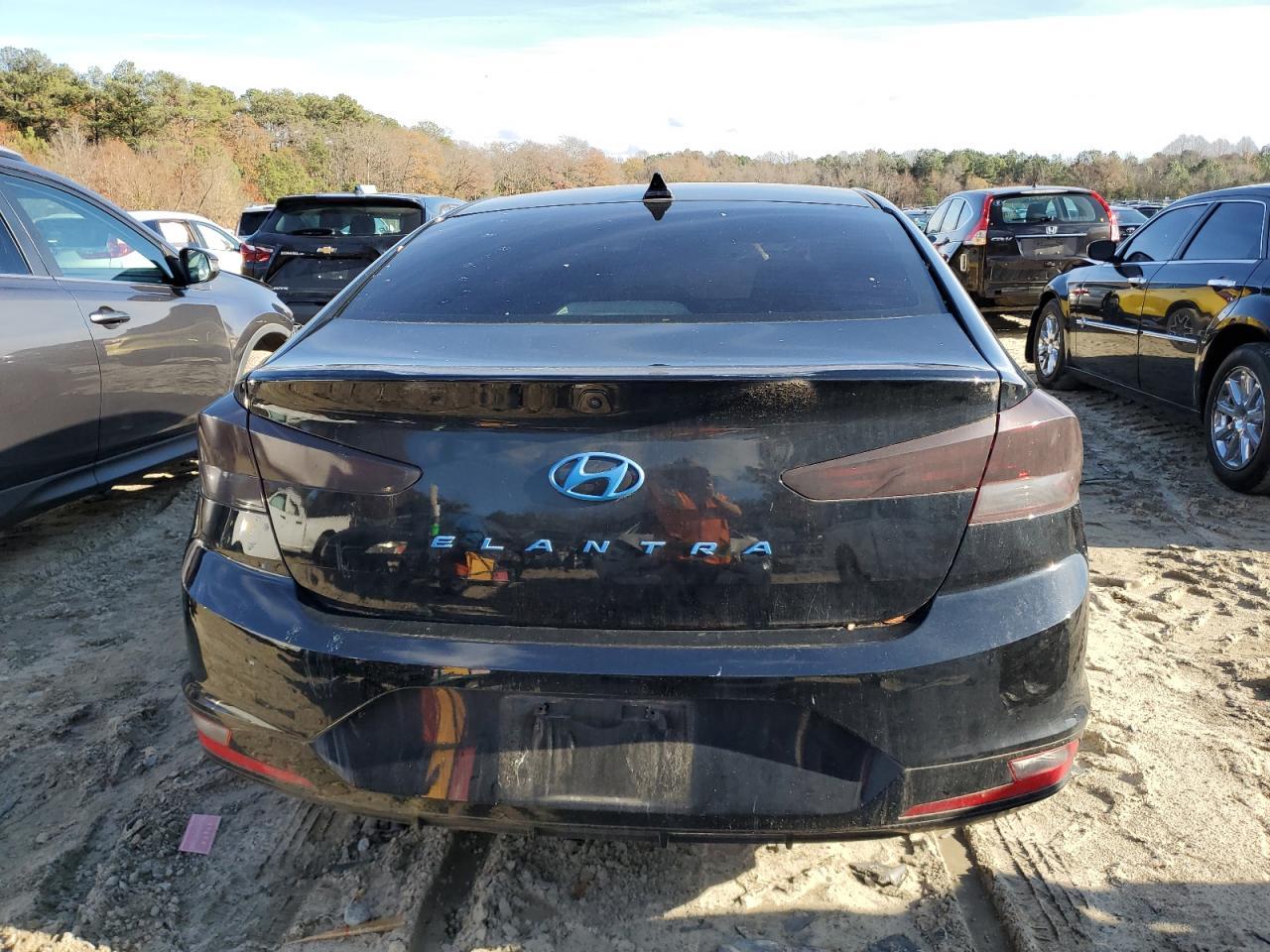 2019 HYUNDAI ELANTRA SE - Image 6