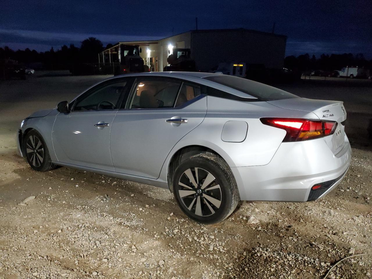 2022 NISSAN ALTIMA SV - Image 2