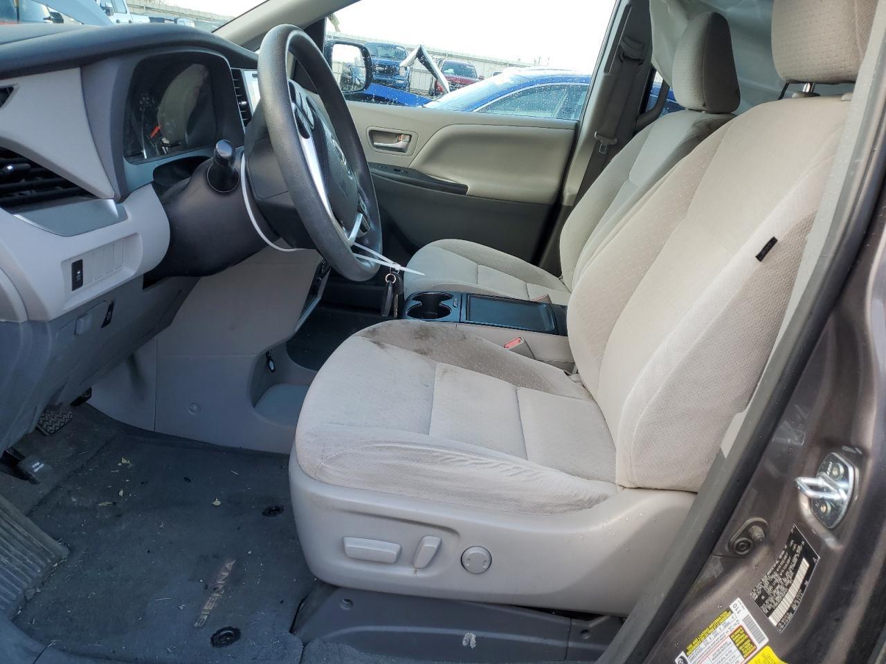 2015 TOYOTA SIENNA LE - Фото 7