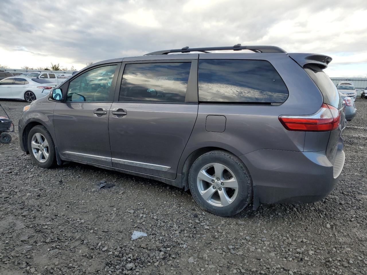 2015 TOYOTA SIENNA LE - Фото 2