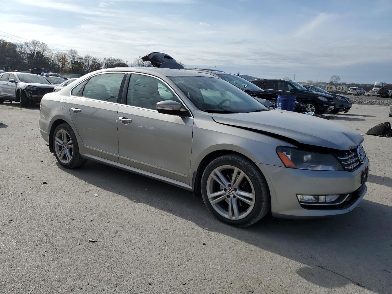 2013 VOLKSWAGEN PASSAT SEL - Image 4