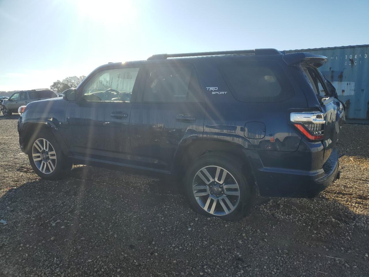 2022 TOYOTA 4RUNNER SR - Фото 2