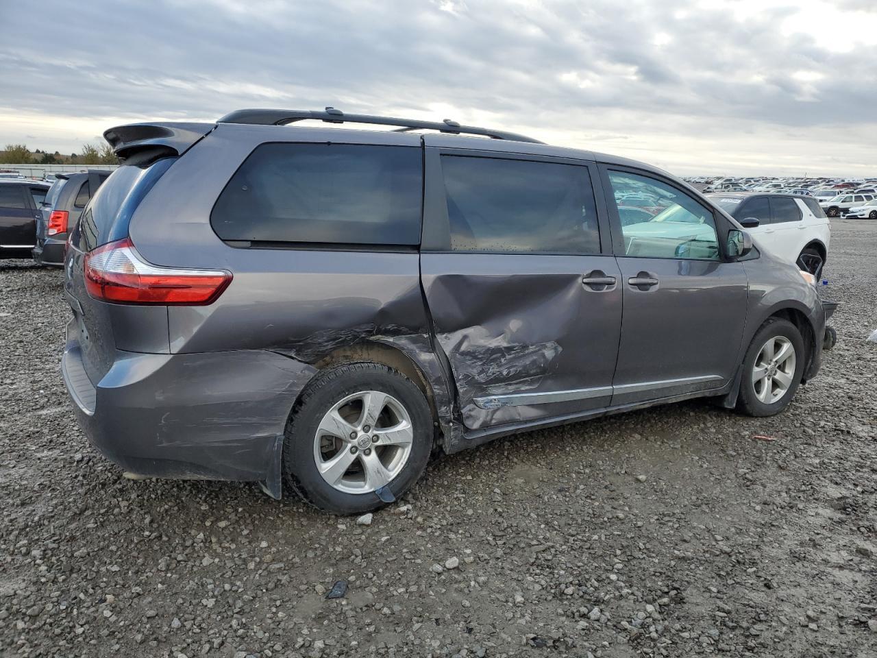 2015 TOYOTA SIENNA LE - Фото 3