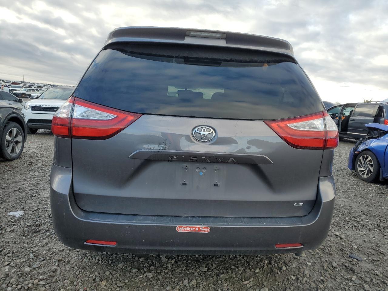 2015 TOYOTA SIENNA LE - Фото 6