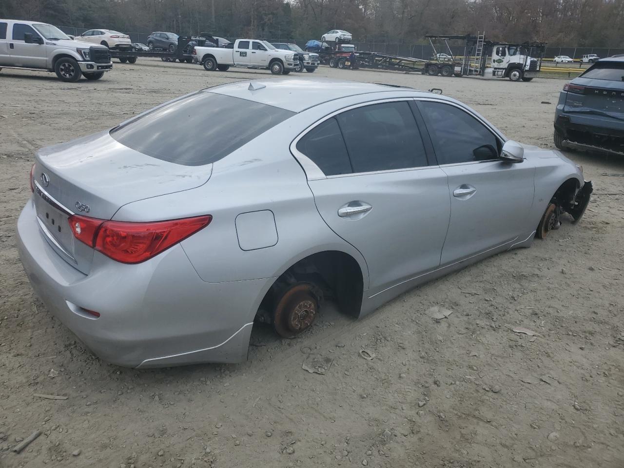 2016 INFINITI Q50 PREMIU - Фото 3