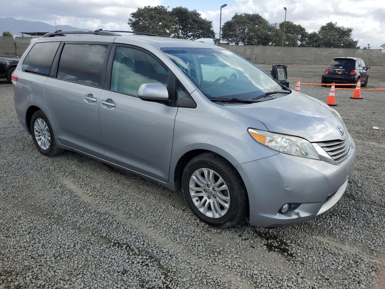 2013 TOYOTA SIENNA XLE - Image 4