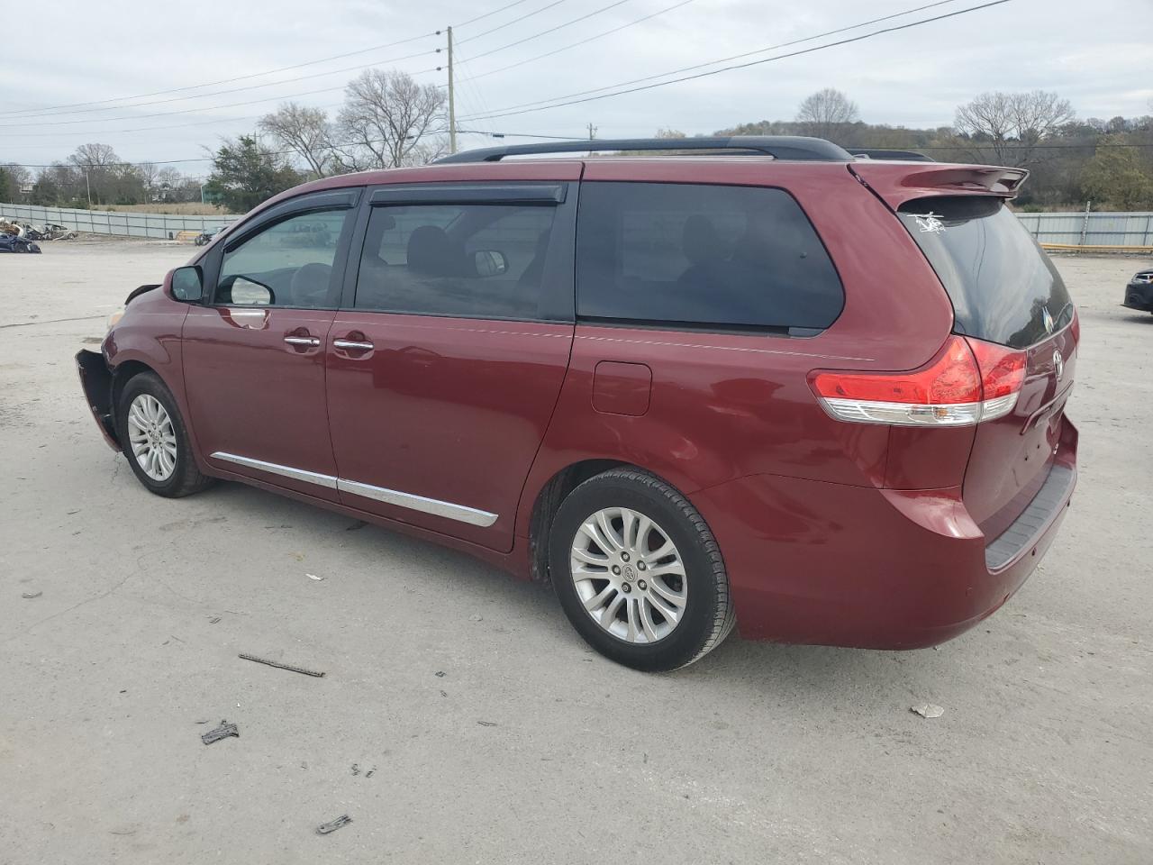 2011 TOYOTA SIENNA XLE - Фото 2
