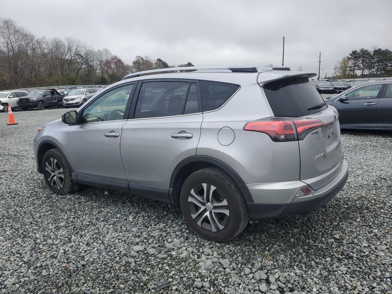 2018 TOYOTA RAV4 LE - Фото 2