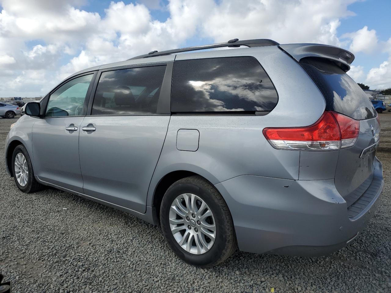 2013 TOYOTA SIENNA XLE - Image 2