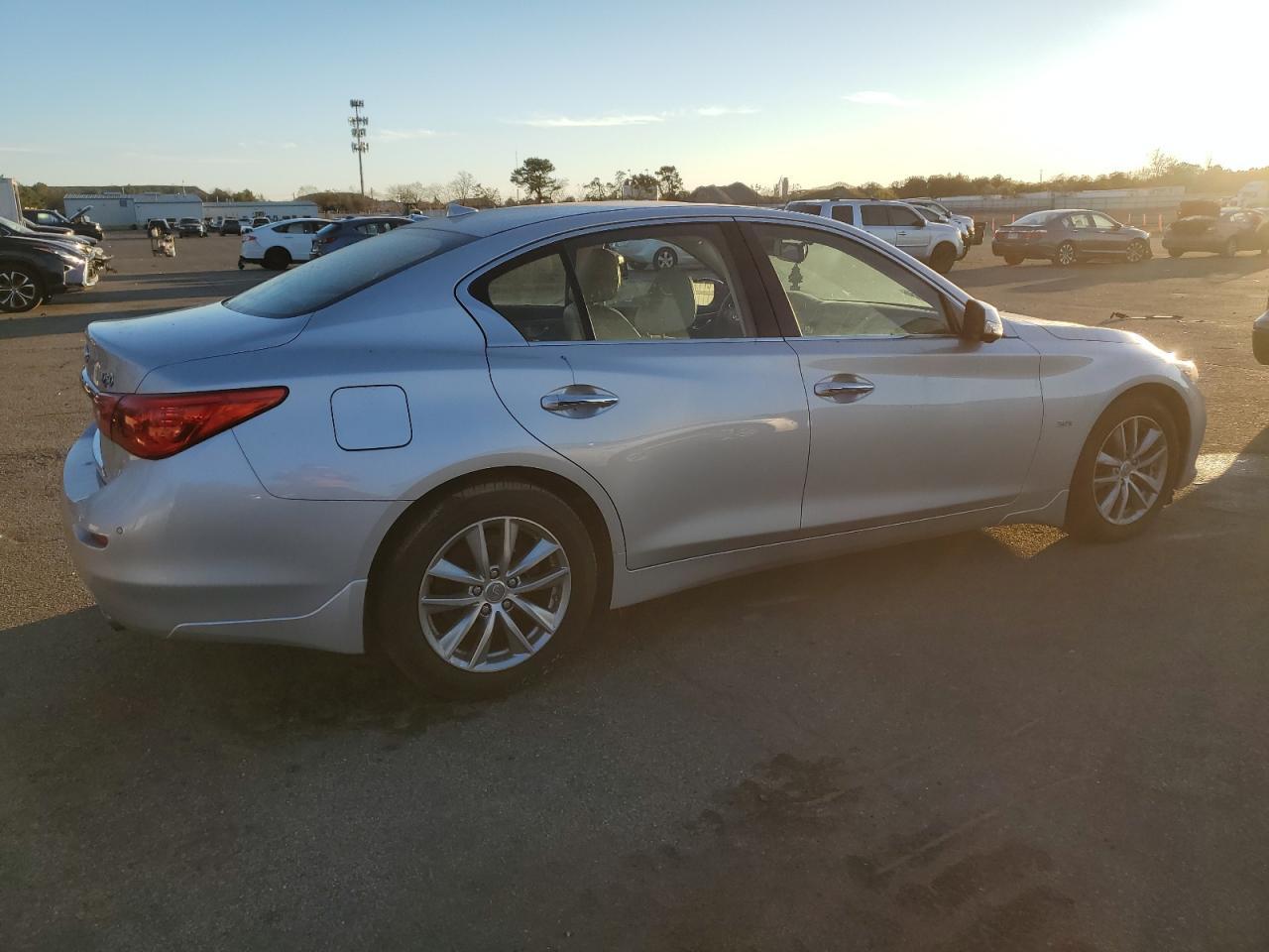 2016 INFINITI Q50 PREMIU - Фото 3