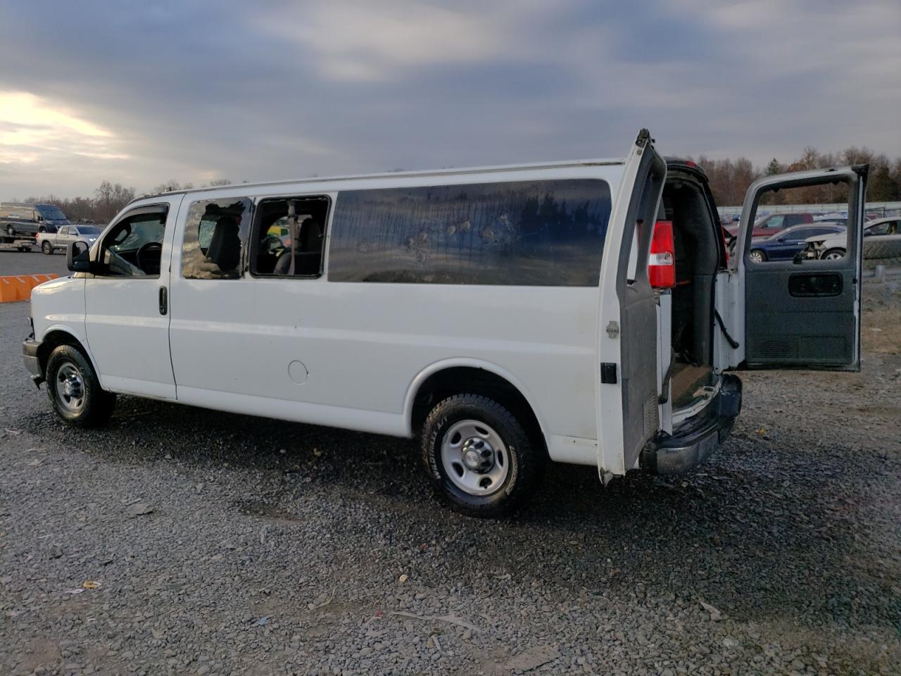 2017 CHEVROLET EXPRESS G3 - Image 2