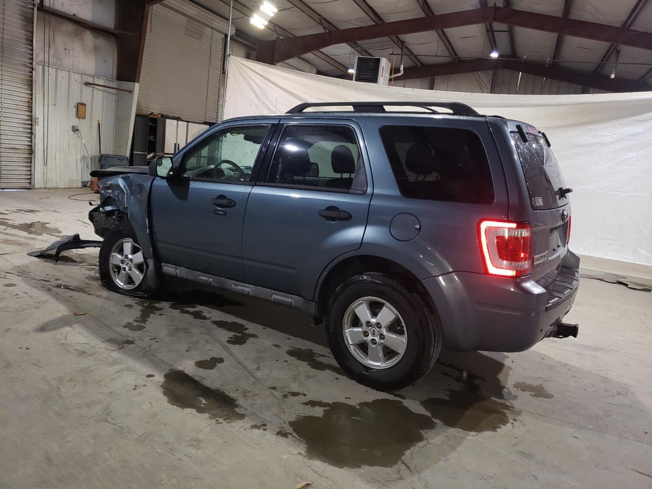 2010 FORD ESCAPE XLT - Image 2