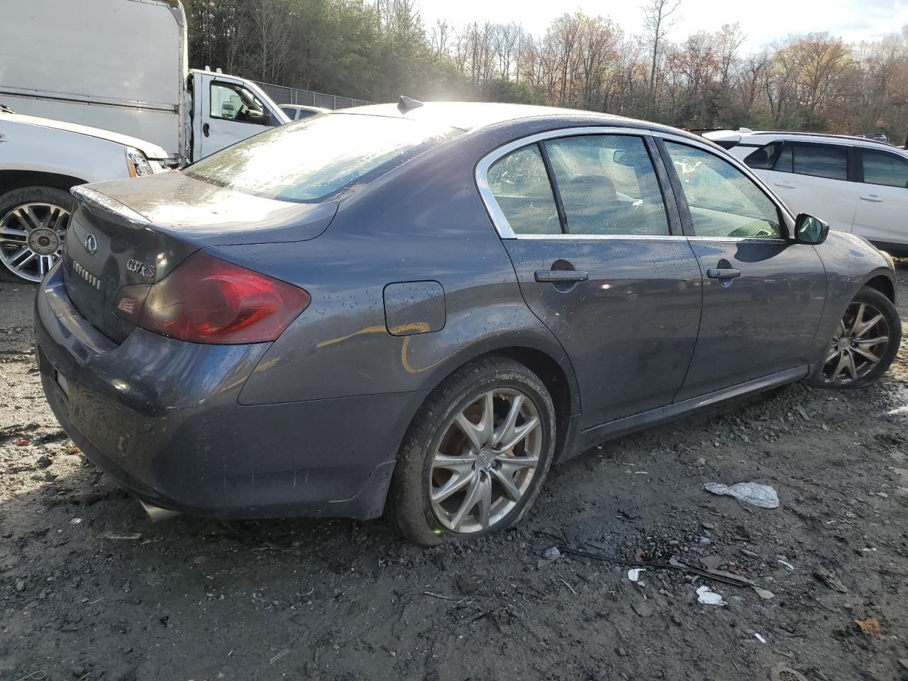 2011 INFINITI G37 - Image 3