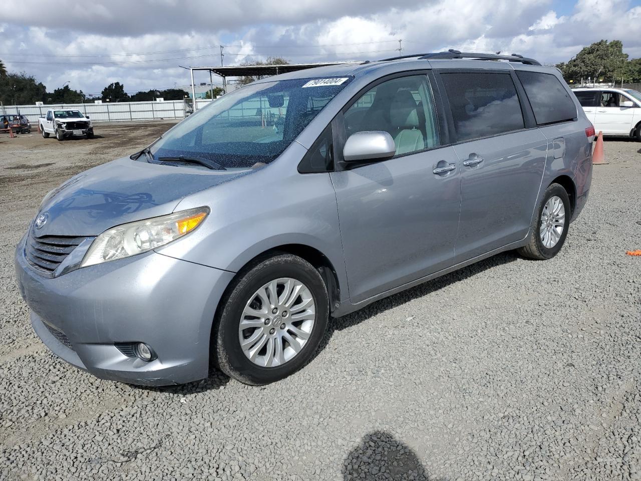 2013 TOYOTA SIENNA XLE