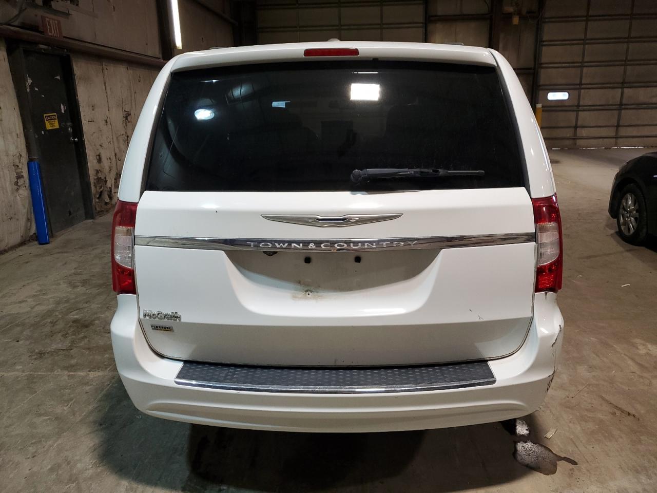 2014 CHRYSLER TOWN & COU - Image 6