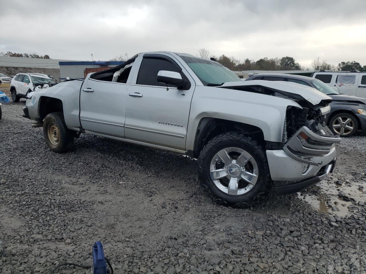 2017 CHEVROLET SILVERADO - Image 4