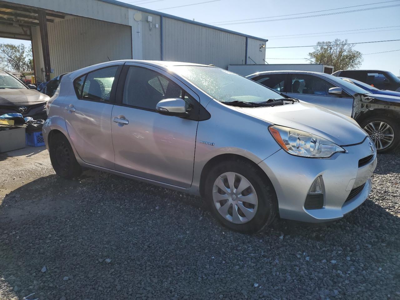 2013 TOYOTA PRIUS C - Фото 4