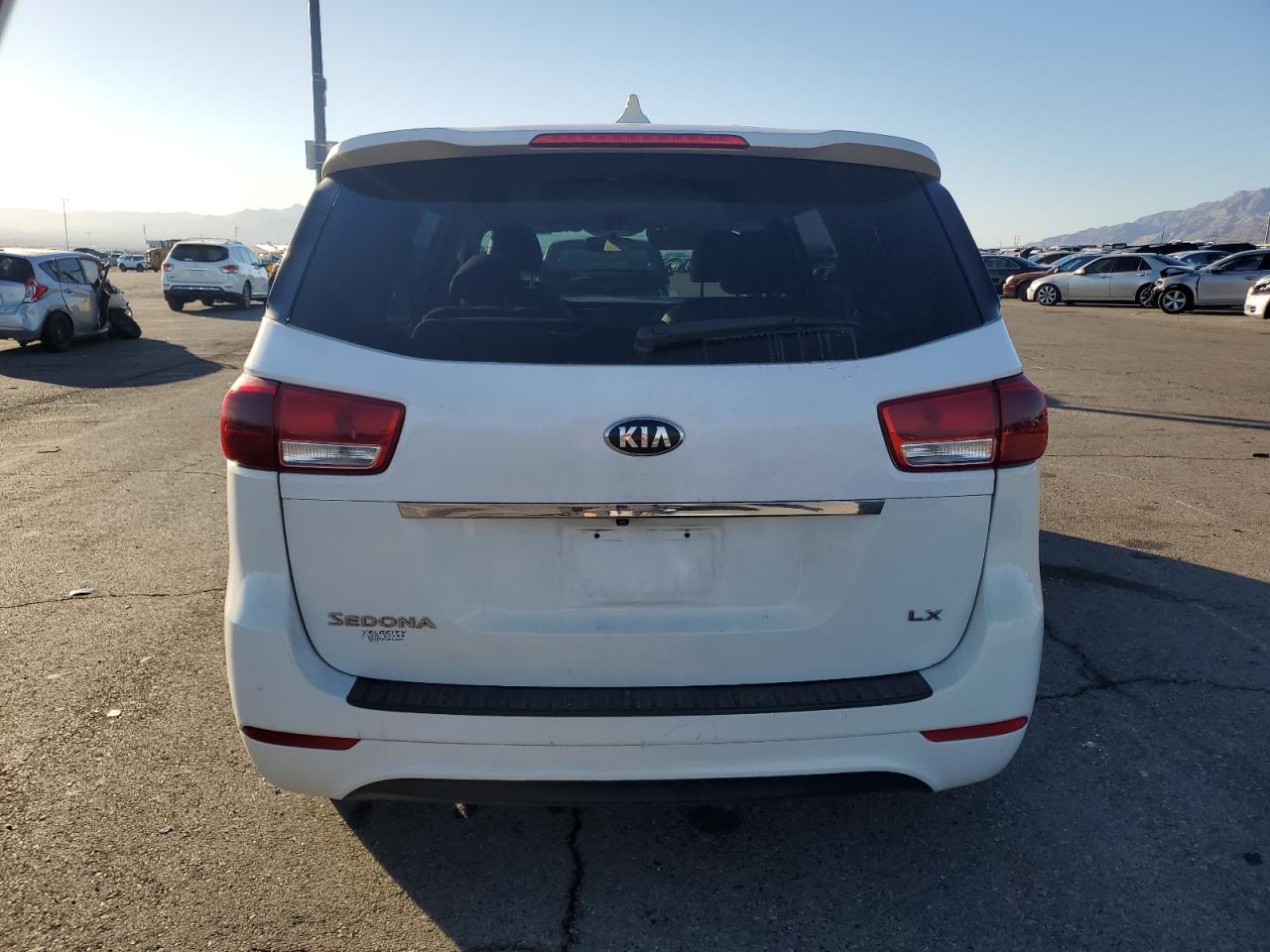 2017 KIA SEDONA LX - Image 6