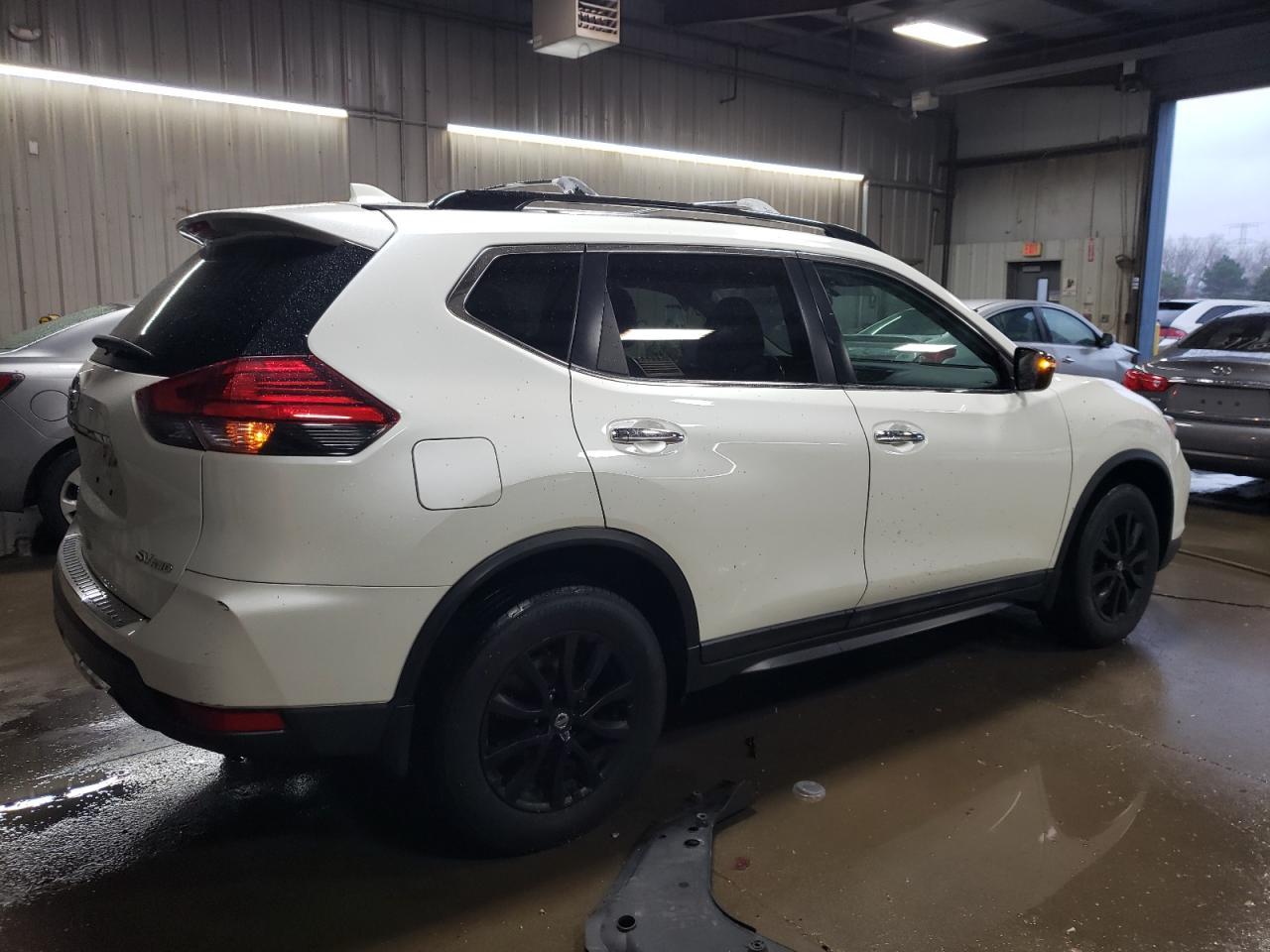 2017 NISSAN ROGUE SV - Фото 3