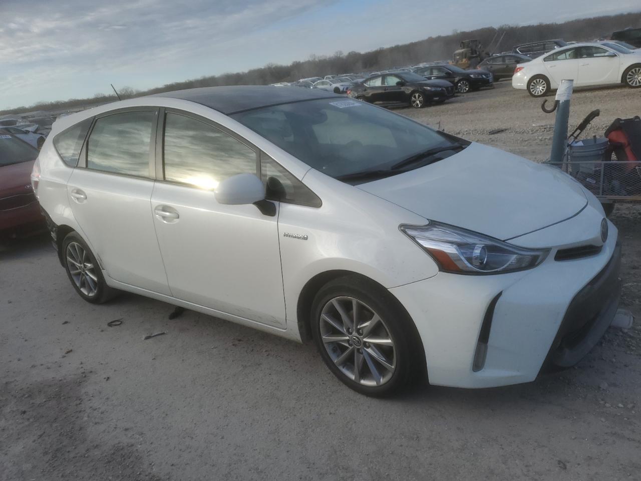 2017 TOYOTA PRIUS V - Image 4