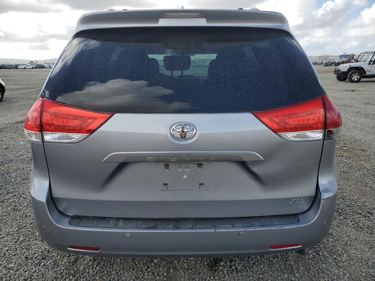 2013 TOYOTA SIENNA XLE - Image 6