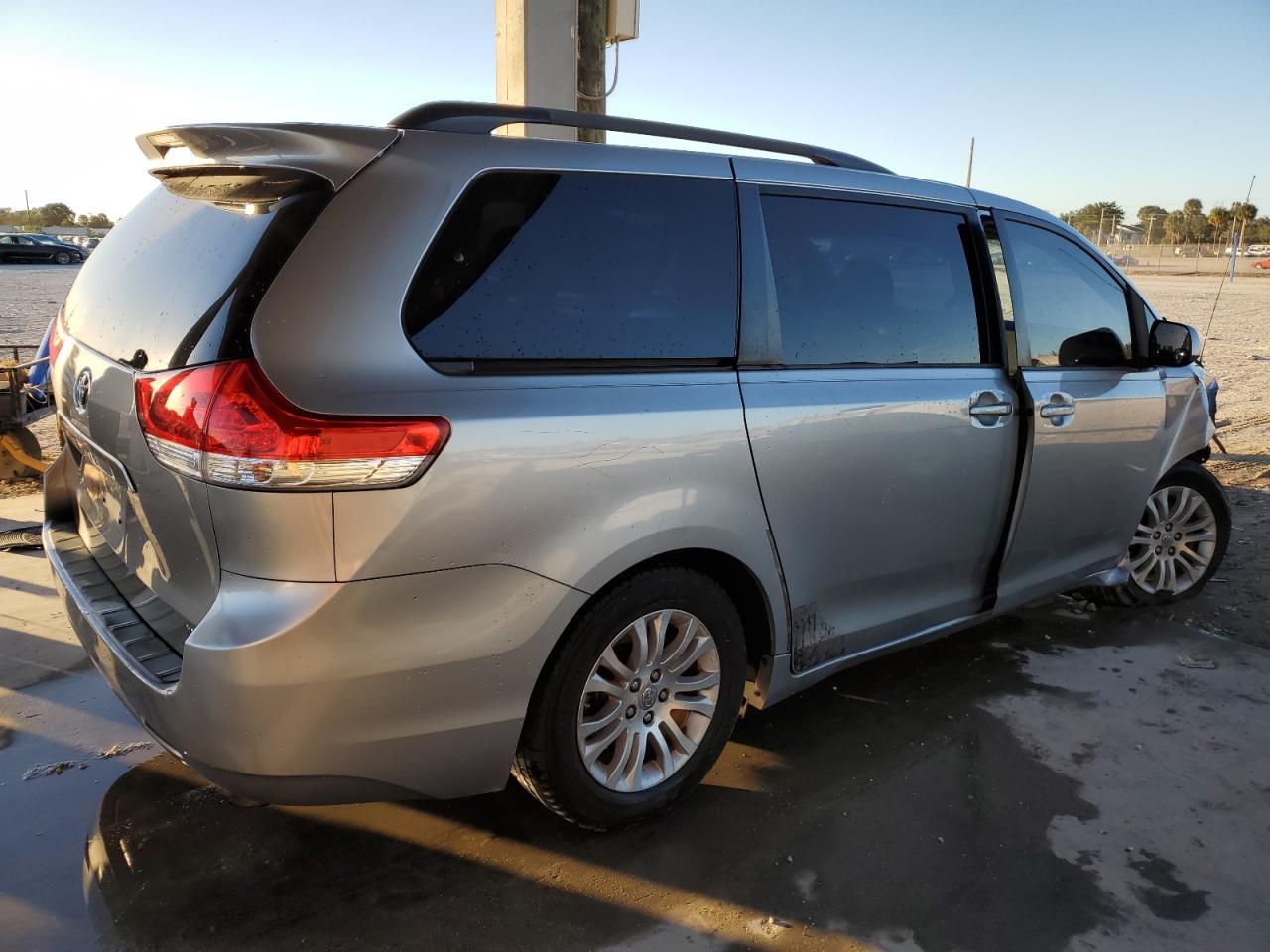 2013 TOYOTA SIENNA XLE - Фото 3