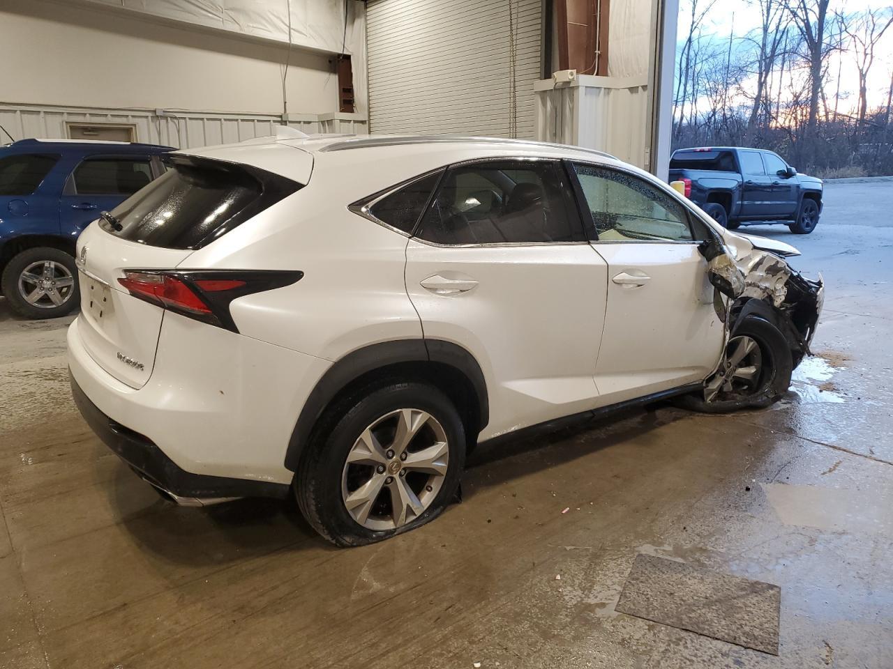 2017 LEXUS NX 200T BA - Фото 3