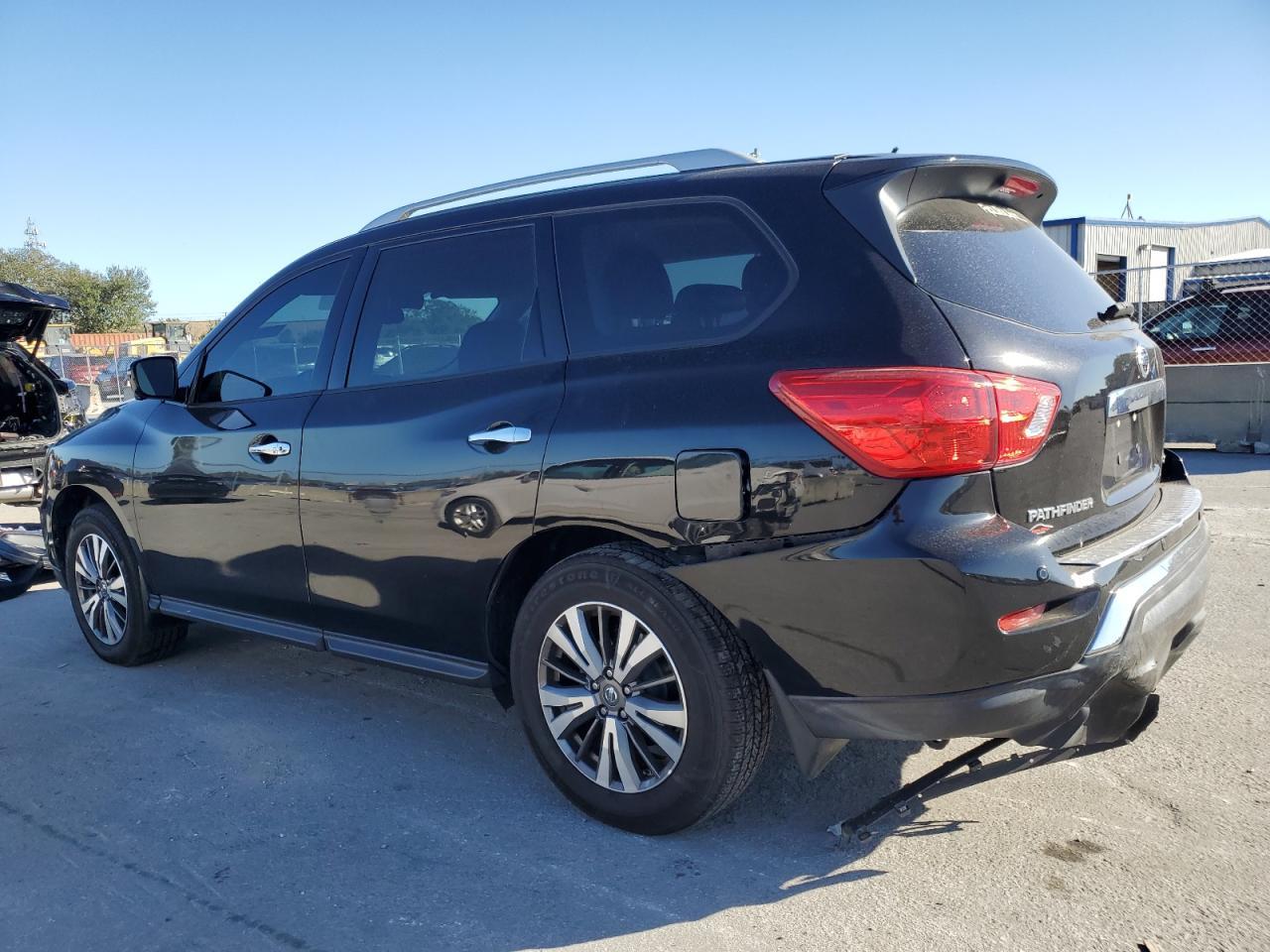 2017 NISSAN PATHFINDER - Image 2