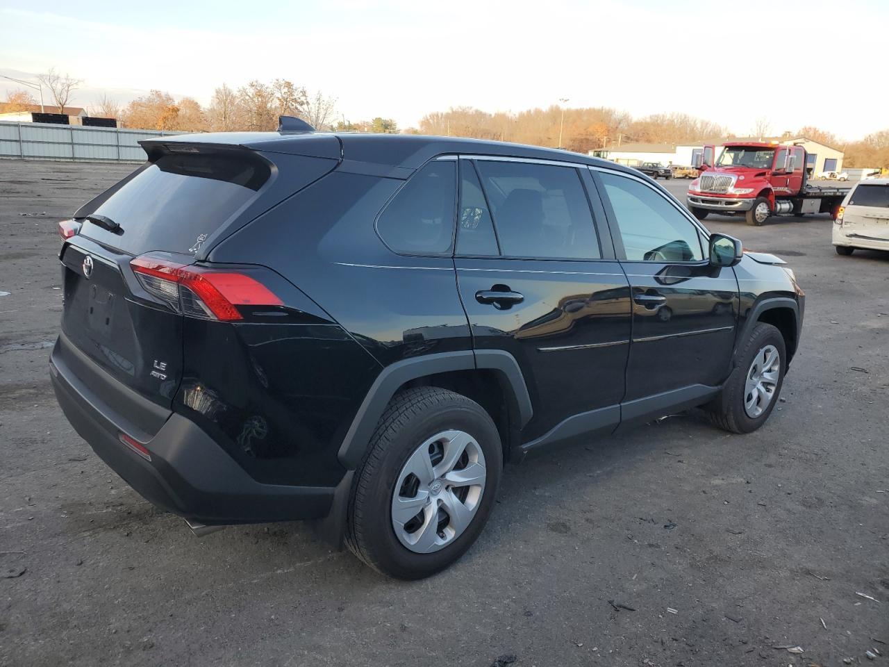 2023 TOYOTA RAV4 LE - Фото 3