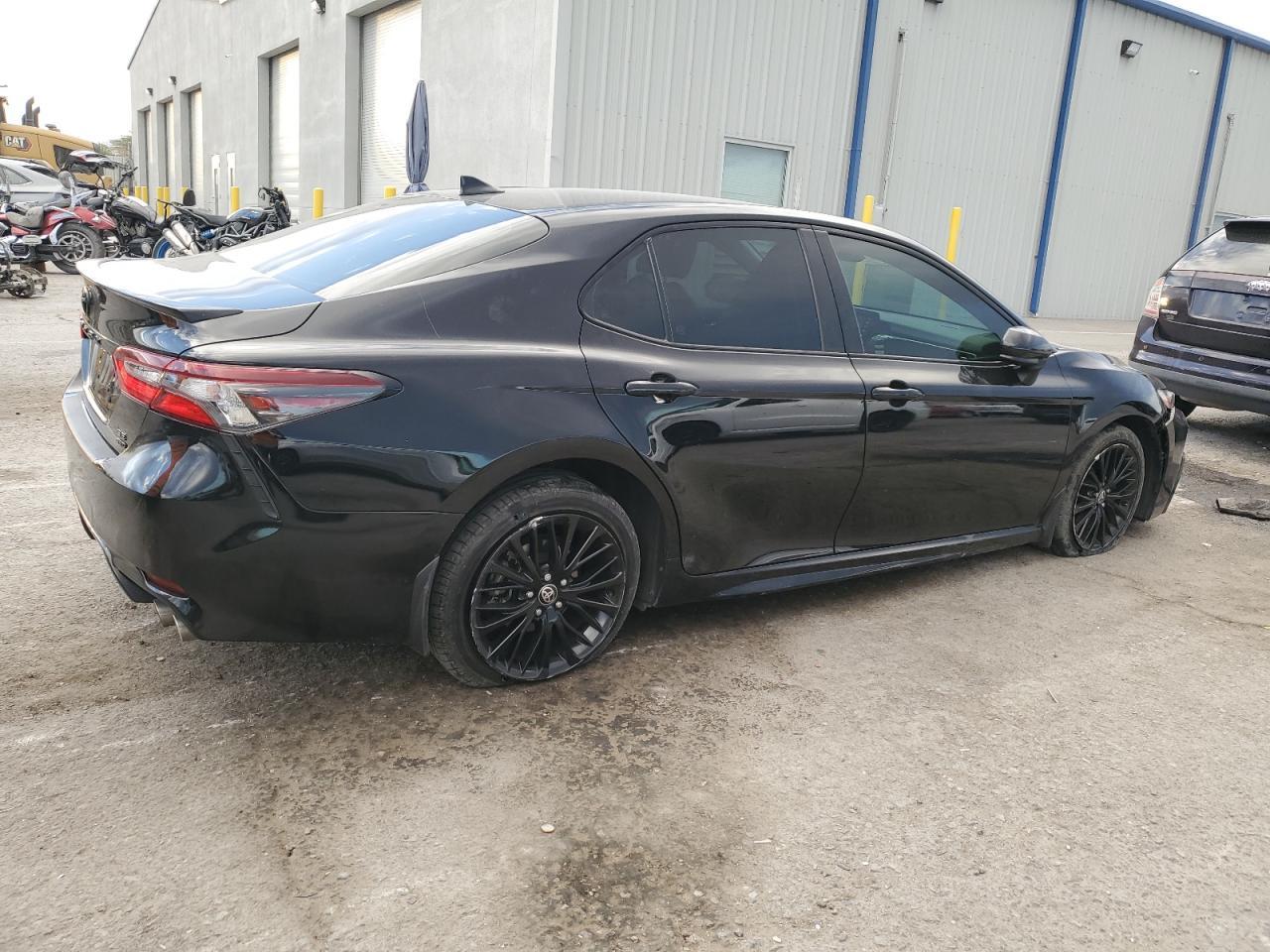 2021 TOYOTA CAMRY SE - Фото 3