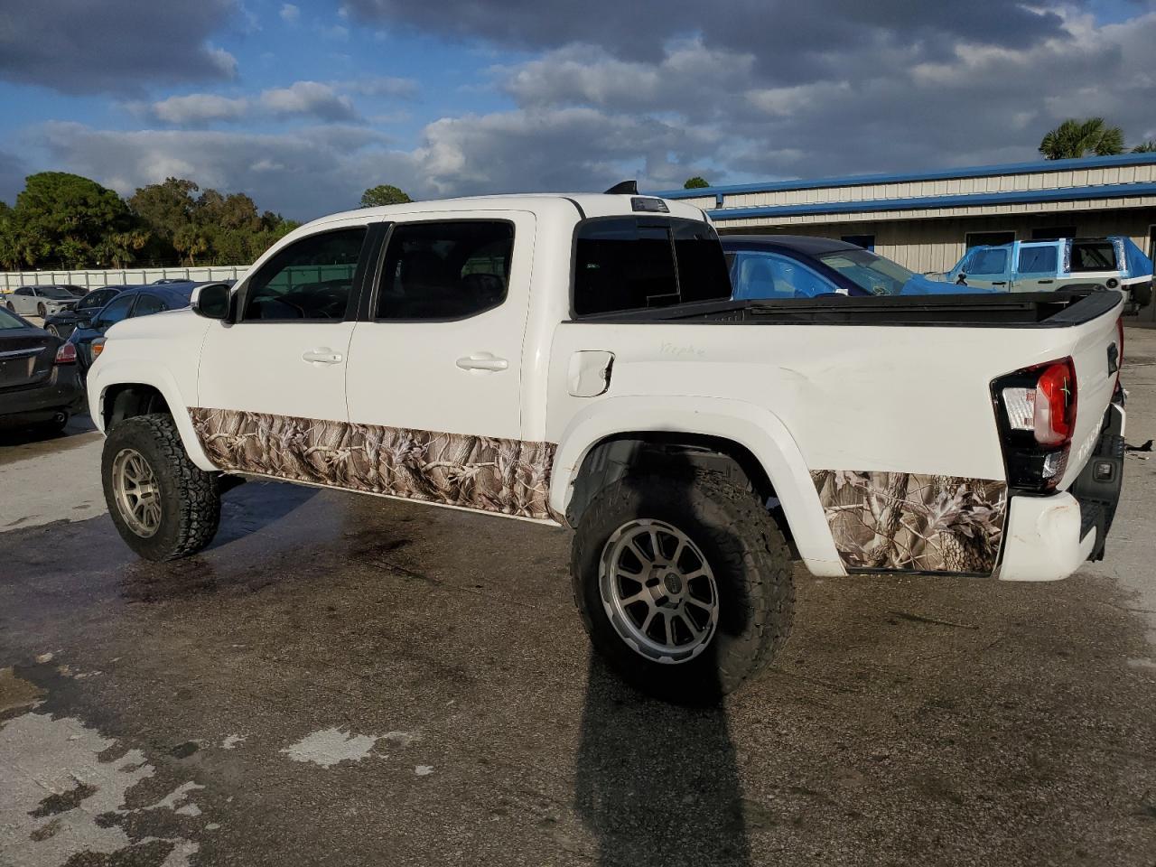 2019 TOYOTA TACOMA DOU - Фото 2