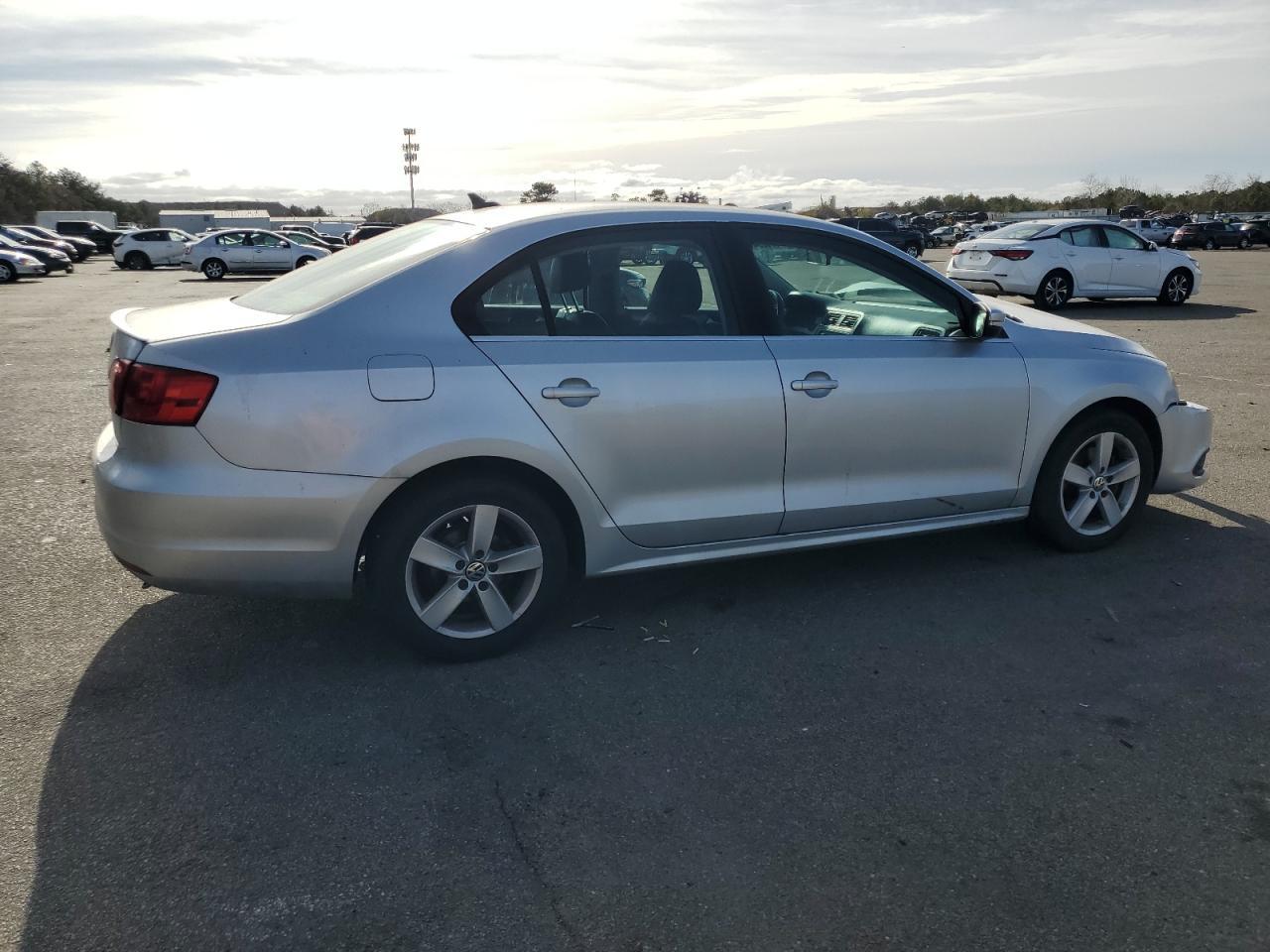 2013 VOLKSWAGEN JETTA TDI - Image 3