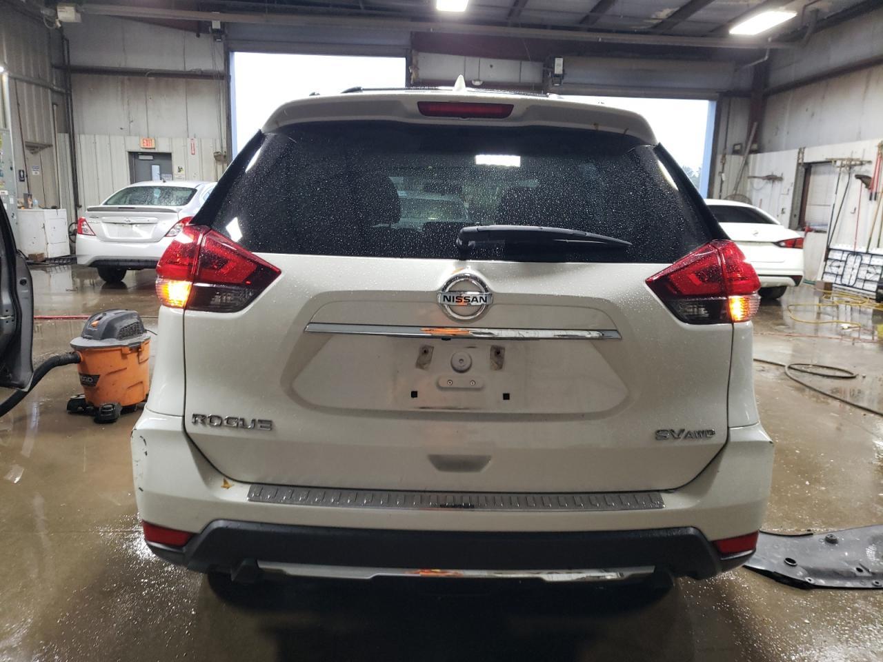2017 NISSAN ROGUE SV - Фото 6