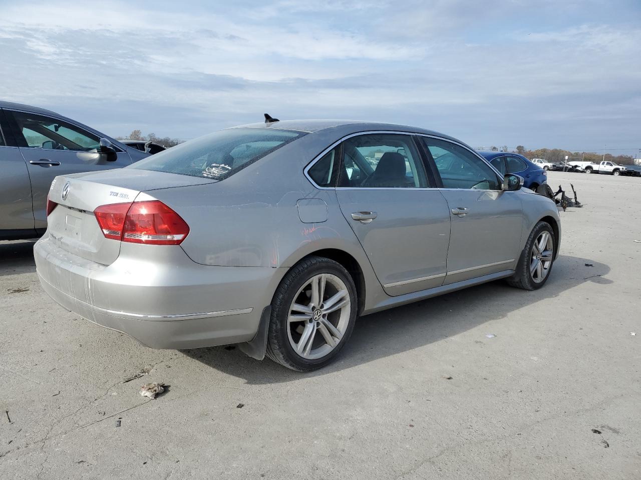 2013 VOLKSWAGEN PASSAT SEL - Image 3