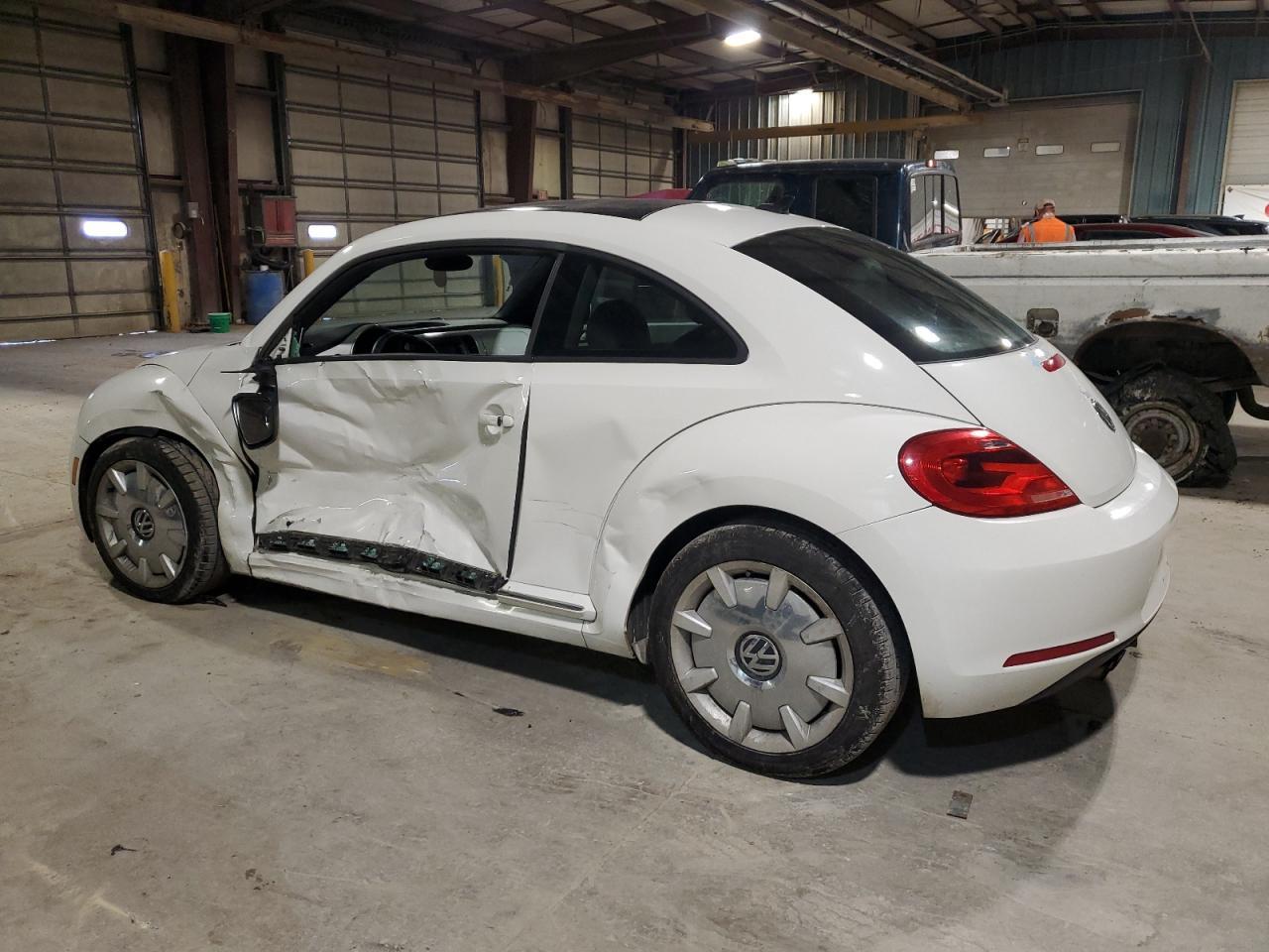 2012 VOLKSWAGEN BEETLE - Фото 2