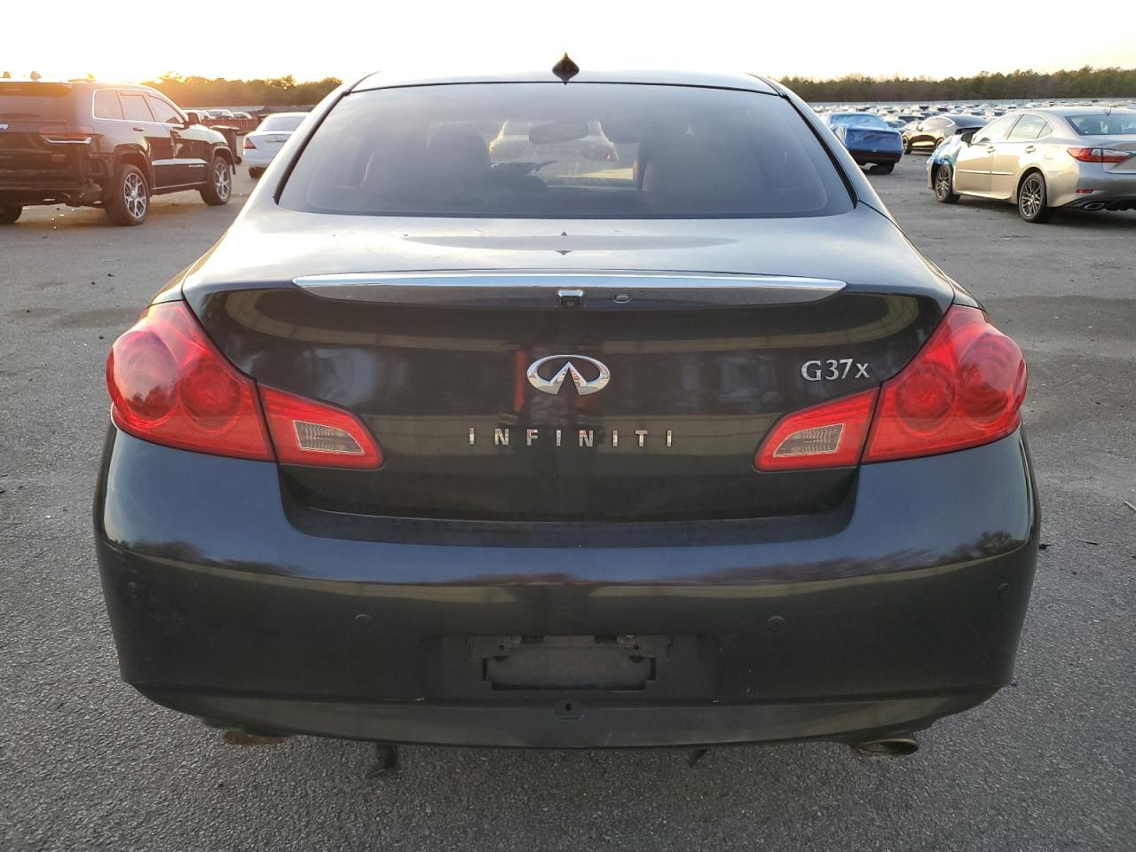 2011 INFINITI G37 - Image 6