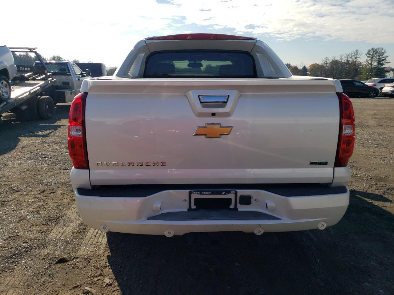 2012 CHEVROLET AVALANCHE - Image 6