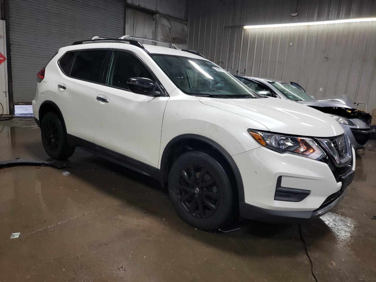 2017 NISSAN ROGUE SV - Фото 4