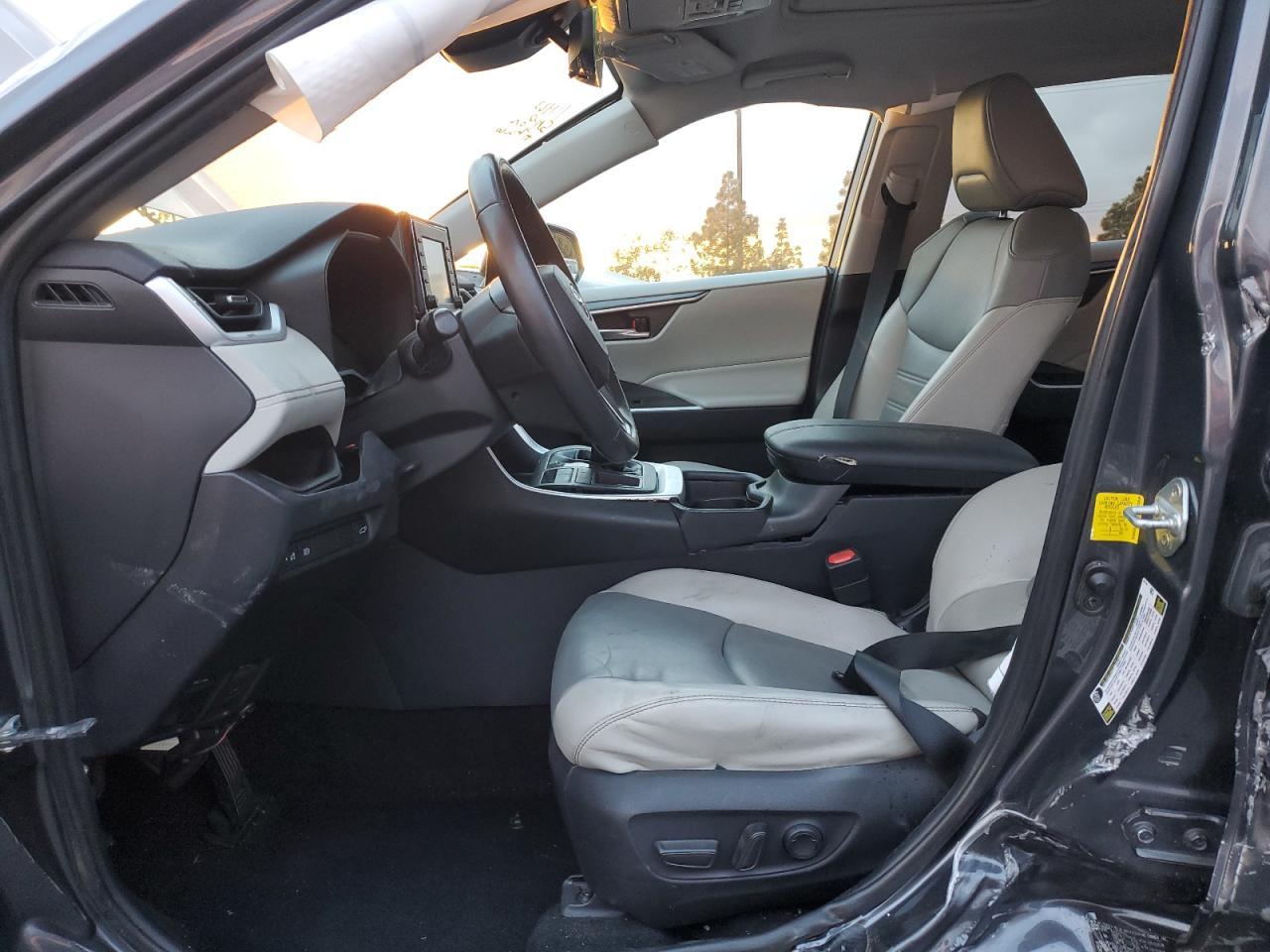 2019 TOYOTA RAV4 XLE P - Фото 7