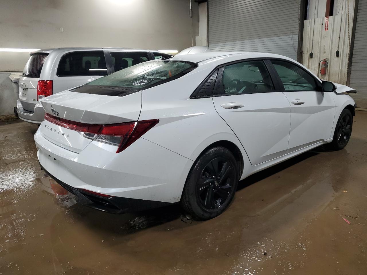 2022 HYUNDAI ELANTRA SE - Фото 3