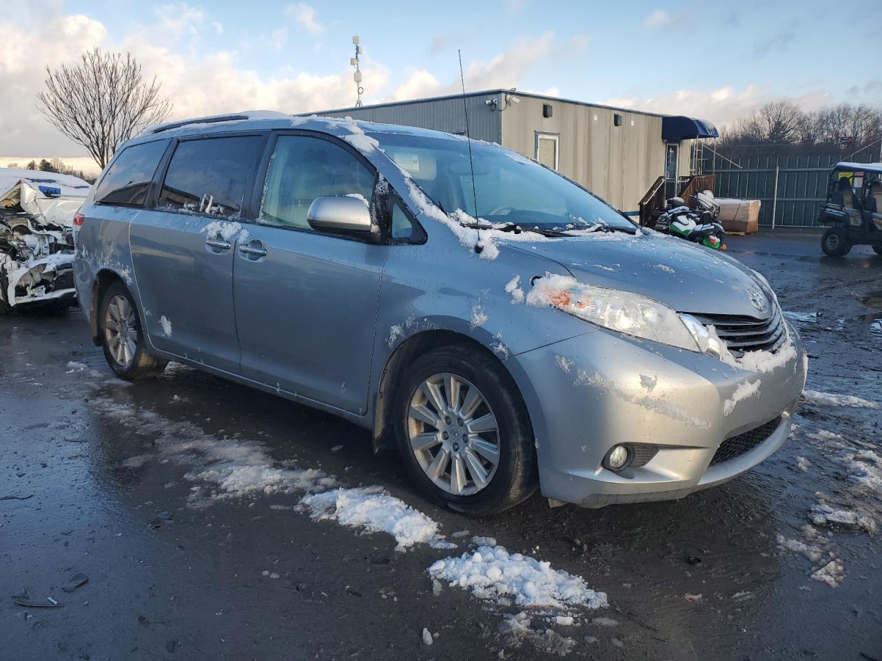 2013 TOYOTA SIENNA XLE - Image 4