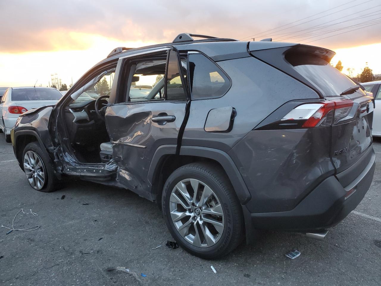 2019 TOYOTA RAV4 XLE P - Фото 2
