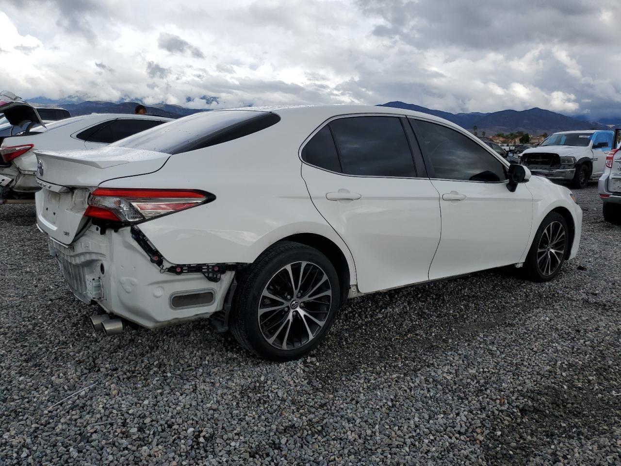 2018 TOYOTA CAMRY L - Фото 3