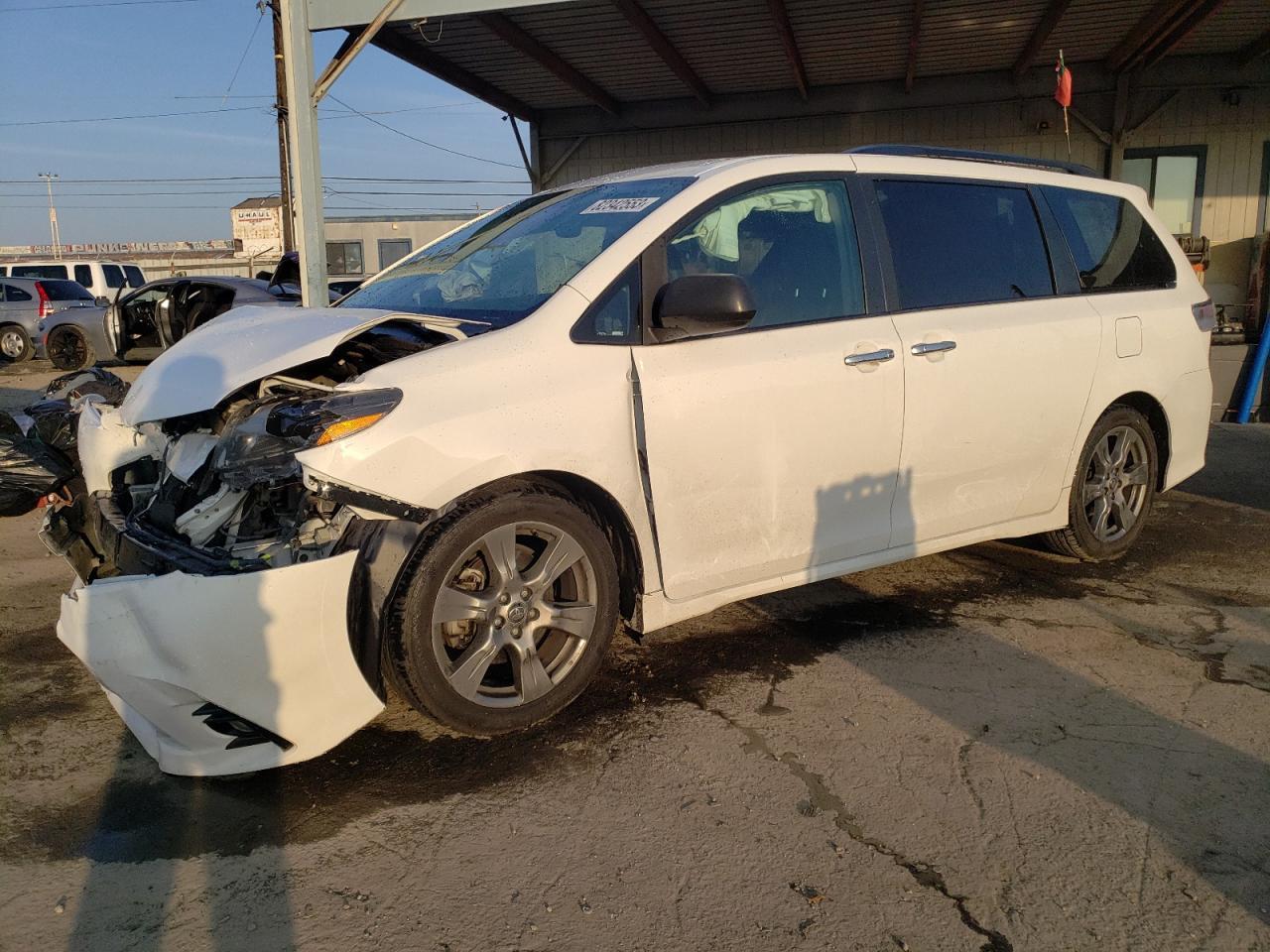 2018 TOYOTA SIENNA SE car image