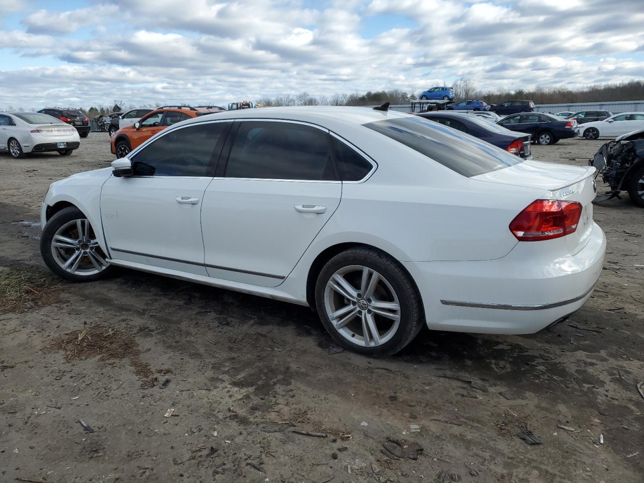 2014 VOLKSWAGEN PASSAT SEL - Фото 2