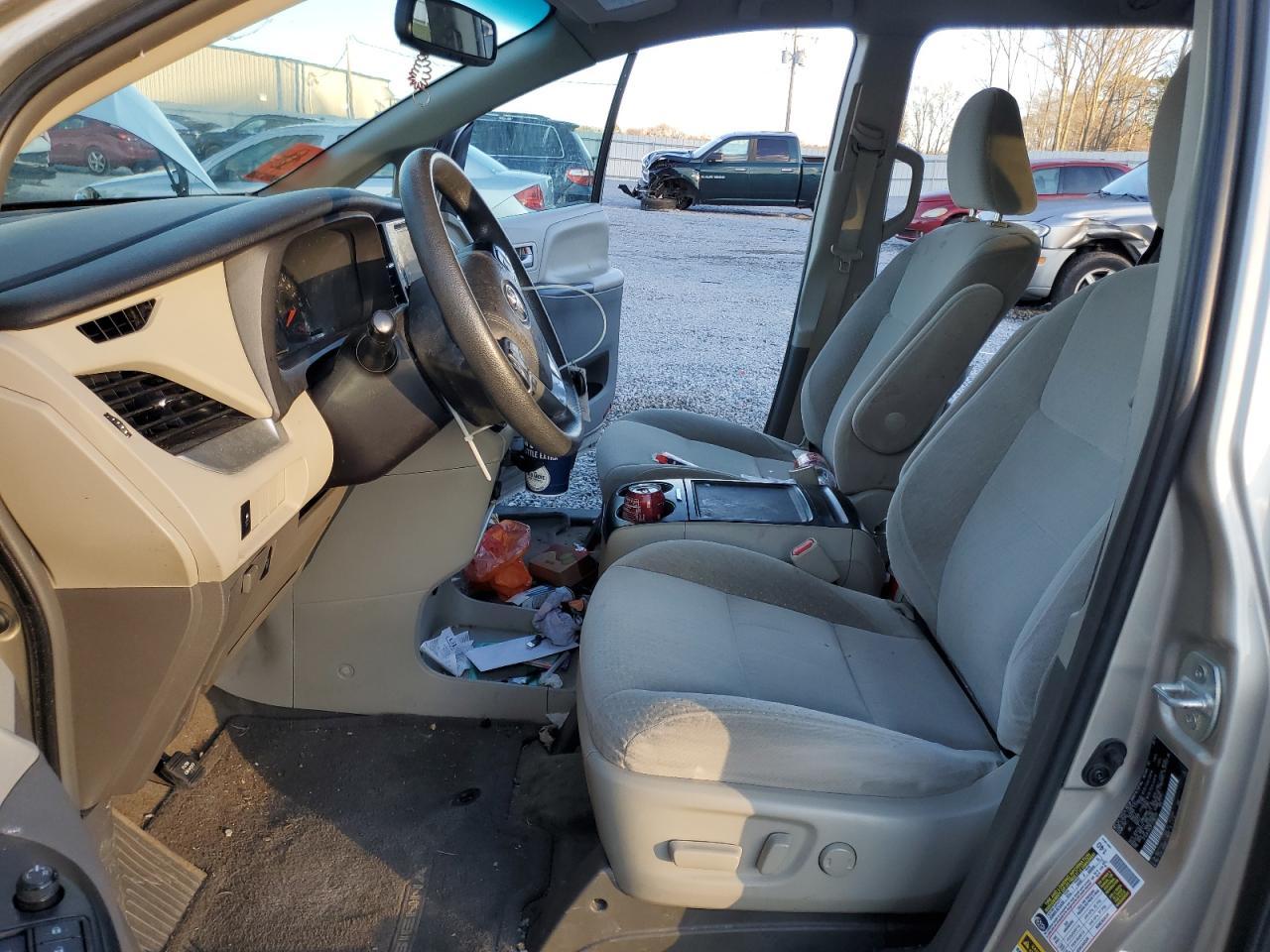 2015 TOYOTA SIENNA LE - Фото 7
