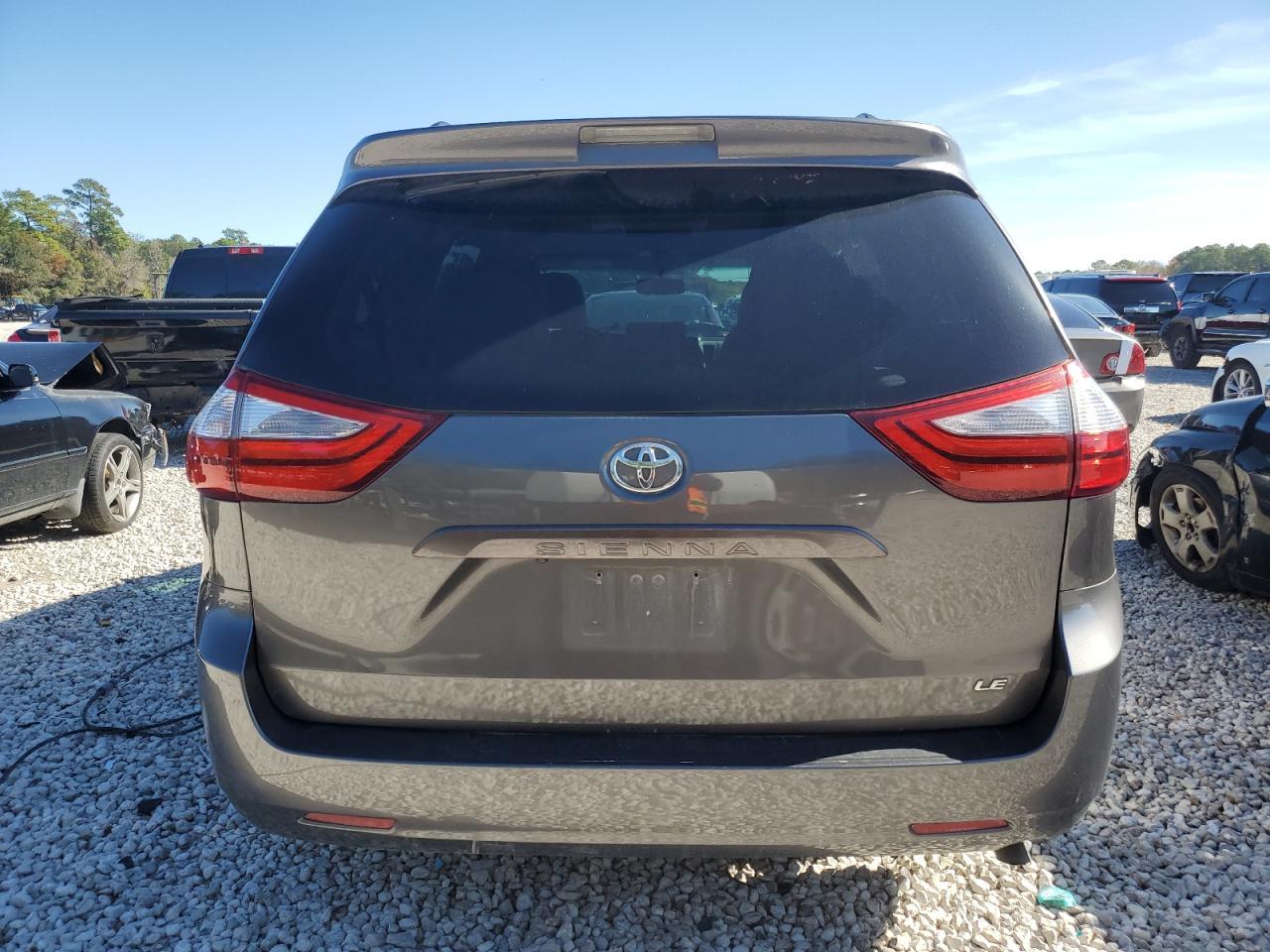 2015 TOYOTA SIENNA LE - Image 6